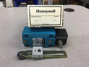 NEW IN BOX HONEYWELL 11ZS3 DIN 43694 LIMIT SWITCH - Picture 1 of 3