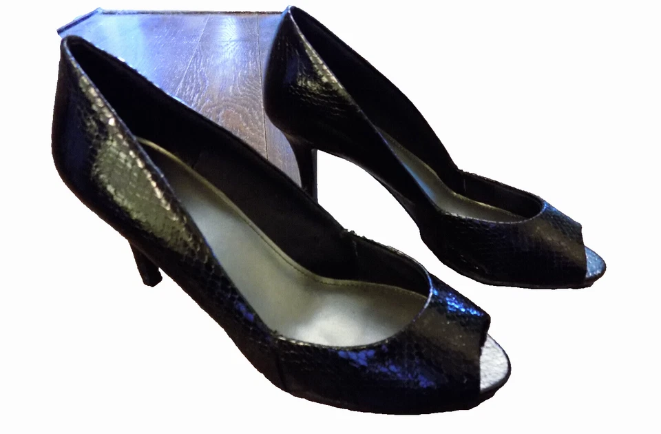 EUC Fioni 84011 Black Shiny Snake Peep Toe Classy Pumps 2.75" Heels sz 6W Pretty - Image 1 of 4