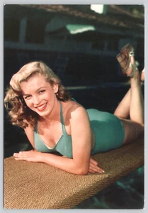 Postal Marilyn Monroe Traje de baño azul Bernard de Hollywood 1998 Pinup - Imagen 1 de 2