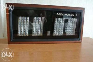 ENORME raro orologio da parete in legno Nixie ELEKTRONIKA 7-06m 80°. Funziona benissimo - Foto 1 di 7