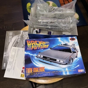 Kit Modelo Snap-It Máquina del Tiempo DeLOREAN 1:25 Luces Polares Regreso al Futuro - Imagen 1 de 4