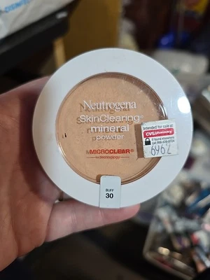 Neutrogena SkinClearing, Mineral Pressed Powder, Buff 30, 0.38 oz NIPS  - Image 1 of 2