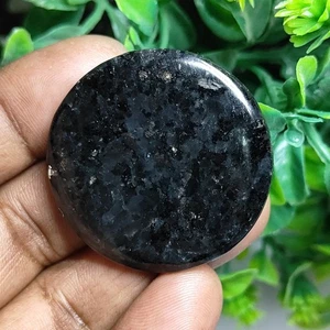 Piedra preciosa suelta cabujón nuummita negro natural para piedra de joyería 93 quilates ME-14165 - Imagen 1 de 6