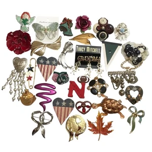 Vintage tragbare Brosche 30 Stück teils signiert Metall Porzellan Blume England NOS - Bild 1 von 10