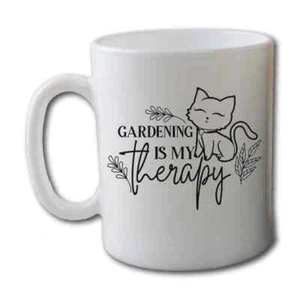 Gartenkatze Kaffeebecher | Gardening Is My Therapy | Perfektes Geschenk für Katzenliebhaber - Bild 1 von 4