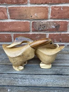 WOODEN DUCK COUPLE, MINIATURE HUGGING DUCKS H 12cm W 23cm FAIRTRADE - Picture 1 of 6