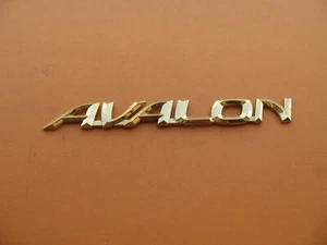 98 99 00 01 02 03 04 TOYOTA AVALON REAR LID GOLD EMBLEM LOGO BADGE SIGN OEM 7624 - Picture 1 of 4