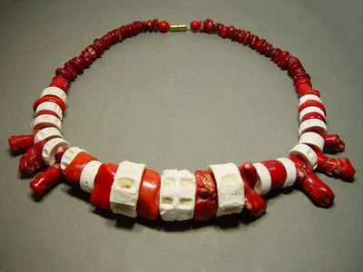 COLLAR ANTIGUO ÉTNICO MEDITERRÁNEO CORAL Y HUESOS FÓSILES CON CUENTAS. Foto 1 de 4