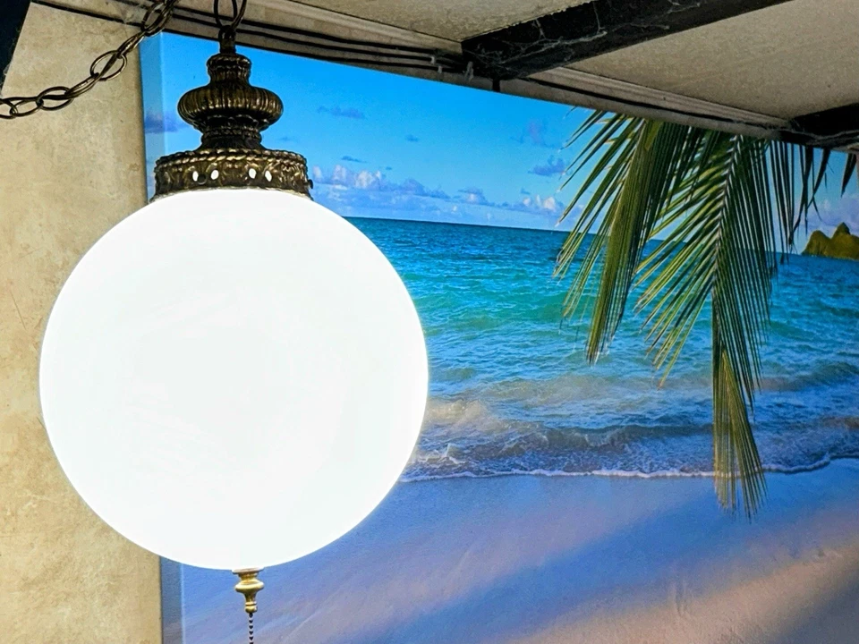 Vintage Globo de vidrio blanco latón Swag Light 38" alrededor de 18' pies cadena cordón 1960 Foto 1 de 4