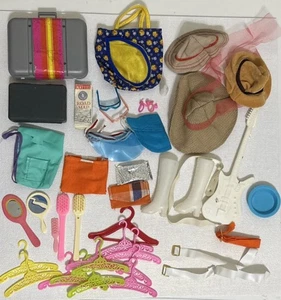 Vintage Barbie Zubehör Konvolut 70er Jahre Gitarre Reise Brille Spiegel Geldbörsen Hüte " - Bild 1 von 6