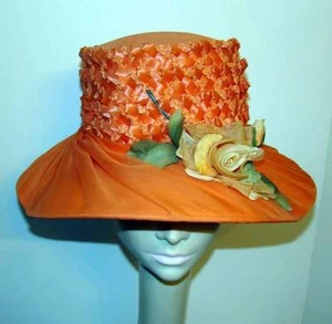 Vintage 60er Jahre Koralle Strohhut mit Organza gewellter Krempe und Rosenakzent - Bild 1 von 1