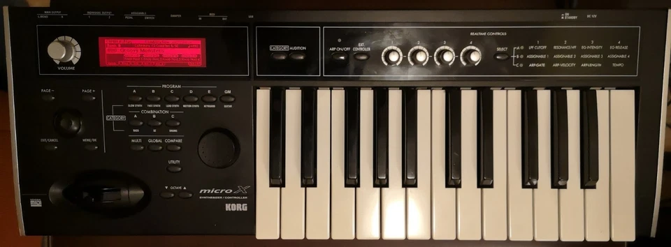 Synthesizer KORG MICRO X mit Netzteil im Transportkoffer - Bild 1 von 4
