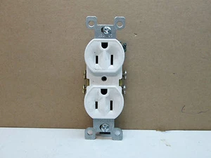 Leviton 212-5320-WSP 2-Pole 3-Wire Grounding Duplex Receptacle White Nema 5-15R - Picture 1 of 4