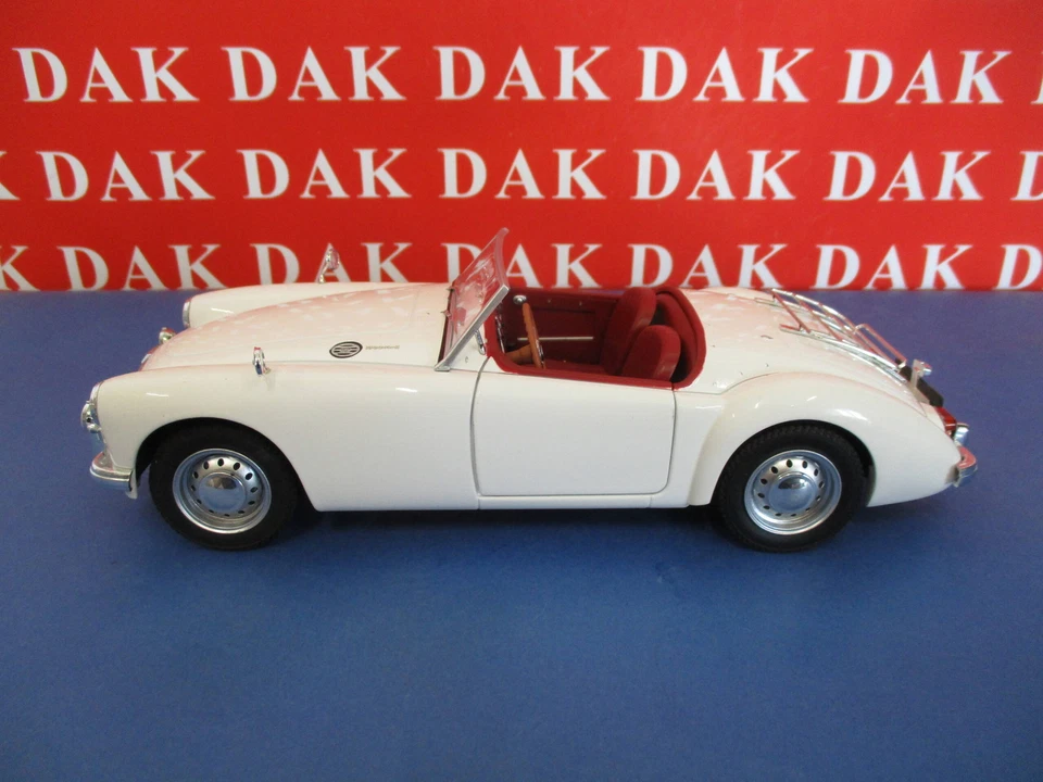 Die cast 1/18 Modellino Auto MG A MK.II A1600 Convertible 1961 by Triple9 - Immagine 1 di 4