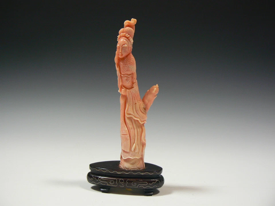 Antiguo coral tallado chino Kwan Yin y loro con incrustación de alambre base de madera Foto 1 de 4