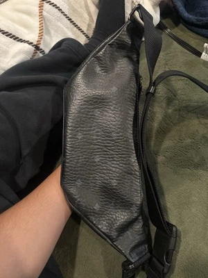 Riñonera MCM de cuero para hombre Foto 1 de 4