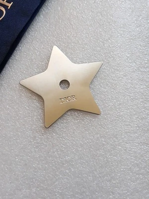 (1) 迪奥银色金属星星吊坠和海军蓝迪奥礼物丝带 — 第 1/4 张图片