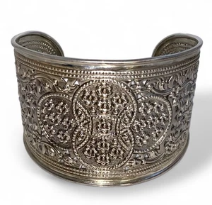 Bracciale bracciale largo floreale repousse argento sterling 925 vintage - Foto 1 di 9