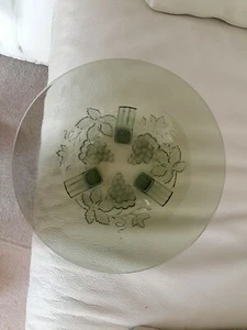 LARGE OLIVE GREEN DECORATIVE GLASS PLATE WITH LEAF & GRAPE DESIGN 12 INCH DIA - Picture 1 of 5