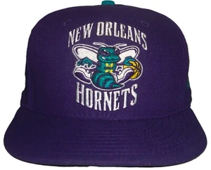 CAPPELLO BERRETTO VINTAGE NEW ORLEANS HORNETS NBA NEW ERA 59FIFTY VIOLA ADERENTE 7 5/8 - Foto 1 di 3