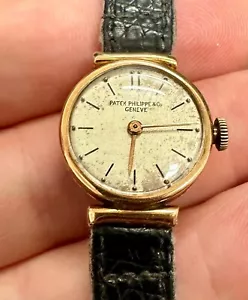 A SMALL LADIES 1940/50S 18K SOLID GOLD PATEK PHILIPPE WRISTWATCH. - Picture 1 of 6