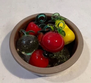 7 Stück Lot Vintage Mini Miniatur mundgeblasenes Glas Obst in kleiner Keramikschale - Bild 1 von 4