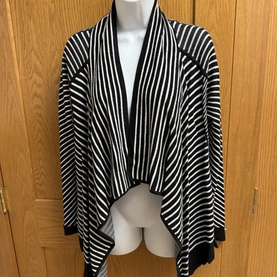 Cárdigan Foxcroft blanco y negro a rayas frente abierto - mediano Foto 1 de 4