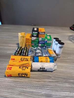 Lote de 27 120 películas impresas marcas surtidas Ilford Kodak y Fujifilm caducadas   Foto 1 de 4