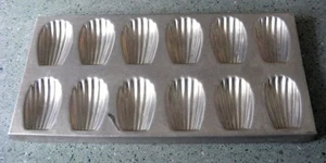 VINTAGE FRENCH 12 CUP MADELEINE BAKING TIN MOULD - Picture 1 of 2