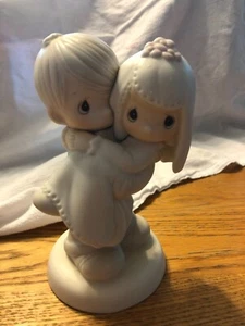 Frisch verheiratetes Paar; Figur; Bräutigam trägt Braut - Bild 1 von 3
