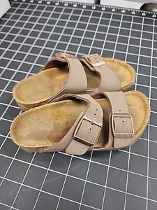Sandalo Birkenstock taglia 30 US Big Kids 13 marrone Birkibuc Arizona cinturini con fibbia - Foto 1 di 11