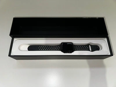 Apple Watch Series 3 Nike+ 42mm Smartwatch - Schwarz mit ladekabel + Verpackung  - Bild 1 von 4