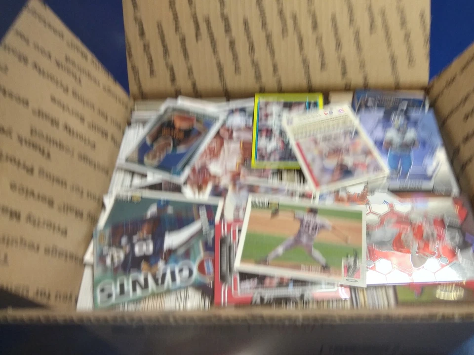 Caja de tarifas planas medias de tarjetas deportivas baloncesto fútbol béisbol 1400+ tarjetas Foto 1 de 4