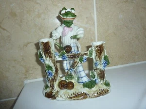 DEUTSCHE VERKLEIDUNG 16,5 CM STEHENDER FROSCH MIT 3 KUGELN HINTER EINEM ZAUN & POST VERSCHÜTTETE VASE - Bild 1 von 12