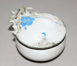 Caja de baratijas de cerámica vintage flor azul blanca adornada dorada forrada 2 3⁄4"" de diámetro - Imagen 1 de 9