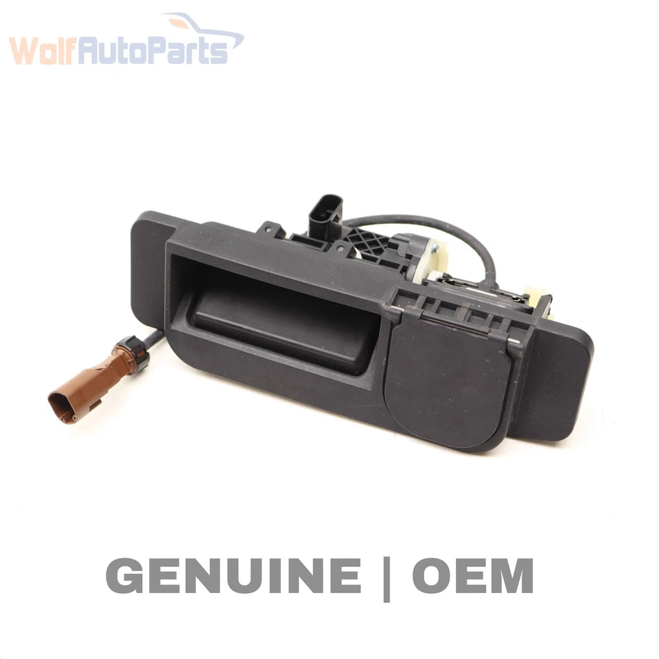 Mercedes-Benz Maybach S560 2018-2019 - manija de liberación del maletero con cámara de reversa Foto 1 de 4