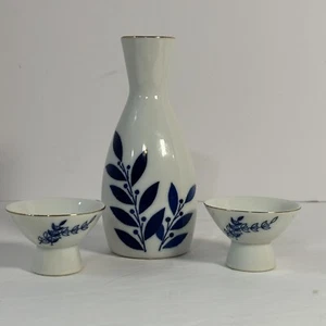 Vintage Japanese GEKKEIKAN Finest Sake Set Bottle and 2 Cups BLUE LEAF Pattern - Picture 1 of 13