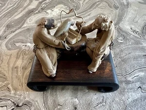 Mudmen chino vintage poco común dos hombres con decoración asiática de pájaro de porcelana en movimiento - Imagen 1 de 6
