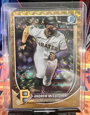 Refractor geométrico dorado Andrew McCutchen cromado Bowman 2025/50 Piratas #24 Foto 1 de 2