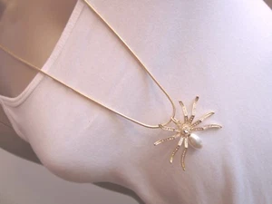 Damen Hals Kette Modekette lang Modeschmuck Gold Strass Spinne Perle Trend - Bild 1 von 3