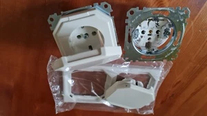 2 Stck. Merten Feuchraumsteckd, Steckdose UP Polarweiss ohne Rahmen und Farbring - Bild 1 von 2