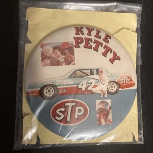 Kyle Petty #42 Stock Car Superstar Botón, Pin on, Vintage NASCAR Recuerdo Raro - Imagen 1 de 4