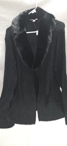 Cato Staubtuch mit Kunstfellbesatz Damen Gr. 22/24 W Strickjacke Pullover schwarz vorne offen - Bild 1 von 9