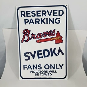  Insegna Latta Metallo Svedka Vodka & Braves Parcheggio Riservato 2019 18x12 Originale  - Foto 1 di 3