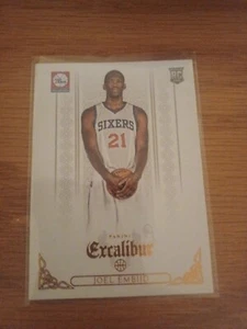 2014-15 Panini Excalibur #178 Joel Embiid RC Rookie 76ERS MVP ๐ฅ๐ - Foto 1 di 1