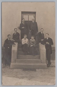 Frauen Männer posieren bei Treppe Portrait Mode Zigarrette - Foto 1910er 1920er - Picture 1 of 2