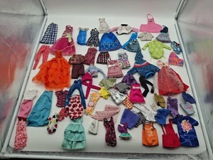 Riesiges Konvolut Barbie & Mode Puppenkleidung - Mattel & Markenlos / Vintage Modern - Bild 1 von 7