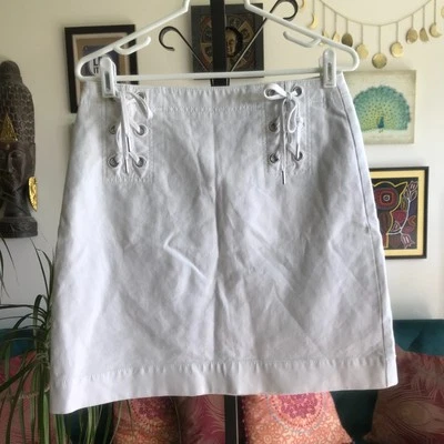 ANN TAYLOR size 6 White Stretch Twill Denim Lace Up Short Skirt - Image 1 of 4