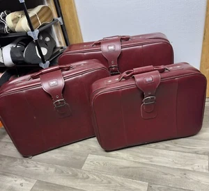 Rare Vintage American Tourister Faux Leather Burgundy 3 Piece Luggage Set - Bild 1 von 18