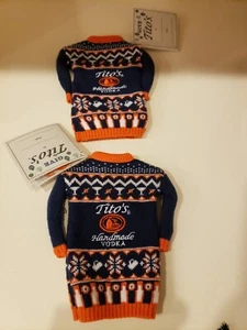 2 NEU NEU MIT ETIKETT Tito’s handgefertigter Wodka Pullover Flaschenabdeckungen Urlaub Weihnachten Hund - Bild 1 von 3
